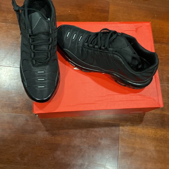 Mens sneakers NWOT. Size 11 Black - Picture 2 of 6